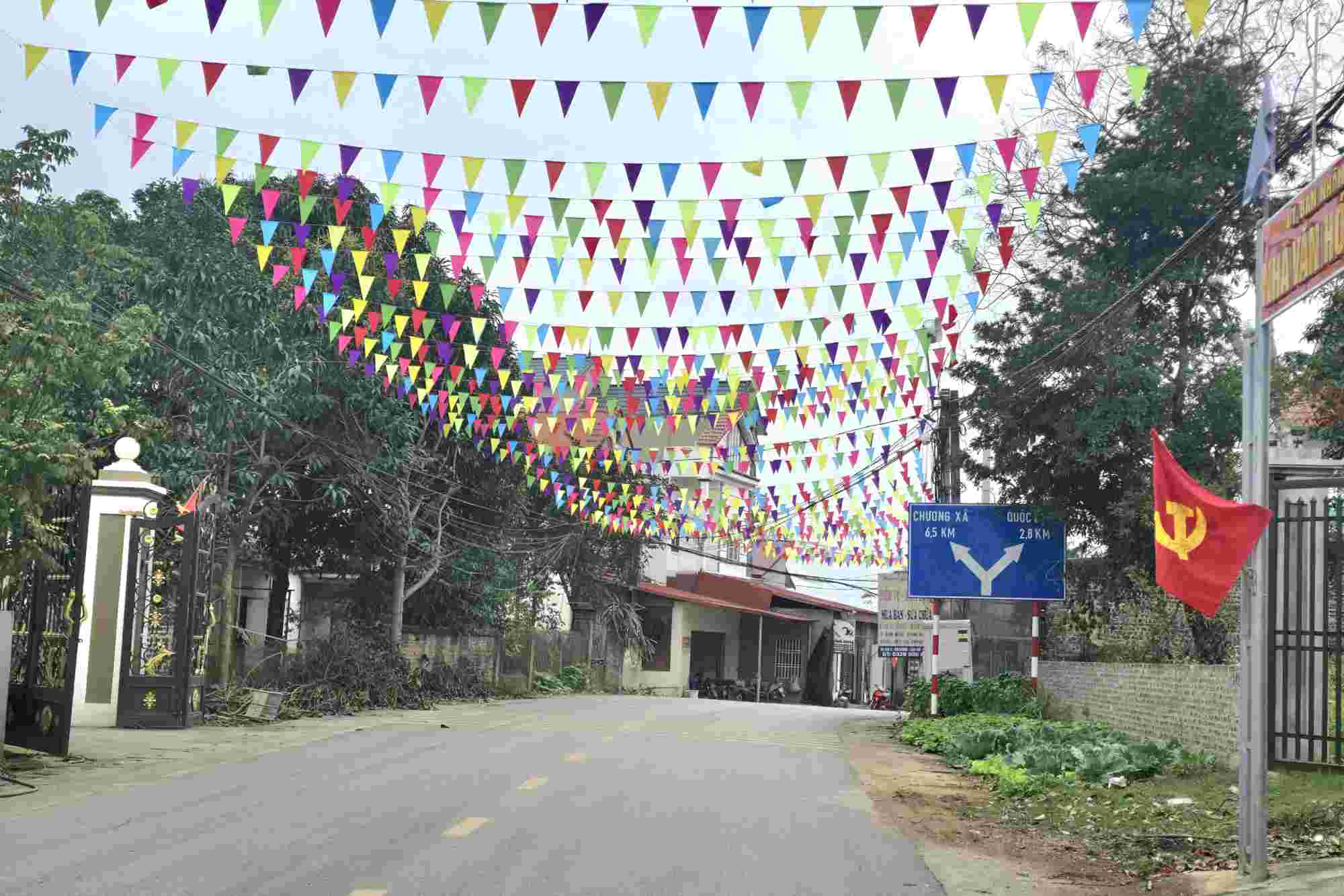 Tuyến đường đầy màu sắc được người dân trang trí để mừng đường mới, mừng Xuân mới. Ảnh: Tô Công