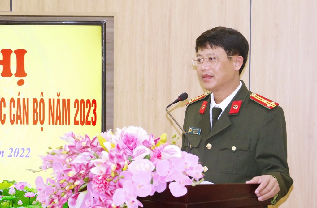 Đồng chí Thượng tá Đinh Anh Dũng, Trưởng phòng Tổ chức cán bộ, phát biểu tại Hội nghị triển khai chương trình công tác năm 2023 của Công an tỉnh Nghệ An. Ảnh: Ngọc Anh