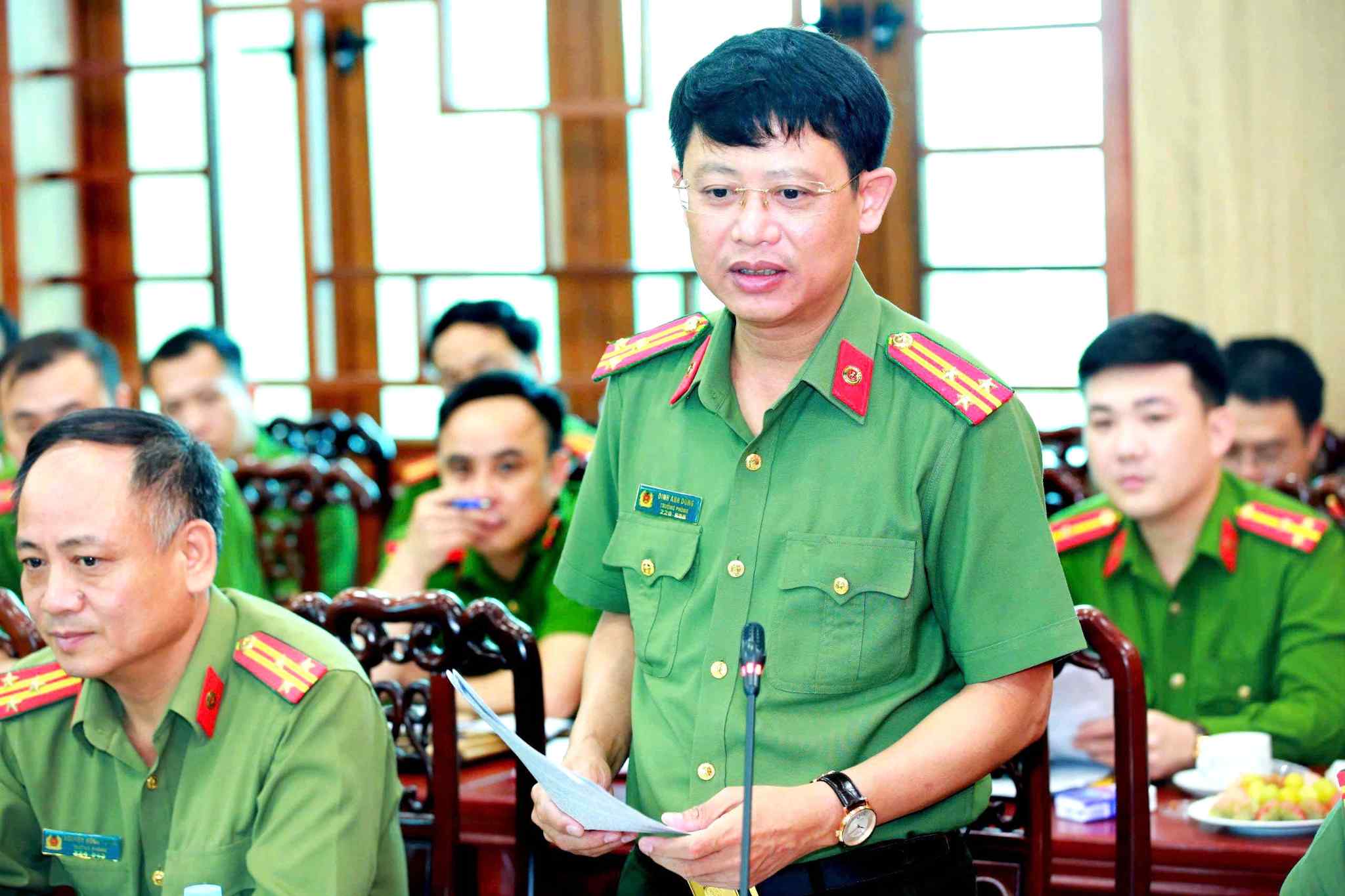 Senior Lieutenant Colonel Dinh Anh Dung - Member of the Standing Committee of the Provincial Police Party Committee, Secretary of the Party Cell, Head of the Organization and Personnel Department of Nghe An Provincial Police - is one of 96 outstanding Party Cell Secretaries nationwide commended by the Central Organization Committee. Photo: Ngoc Anh