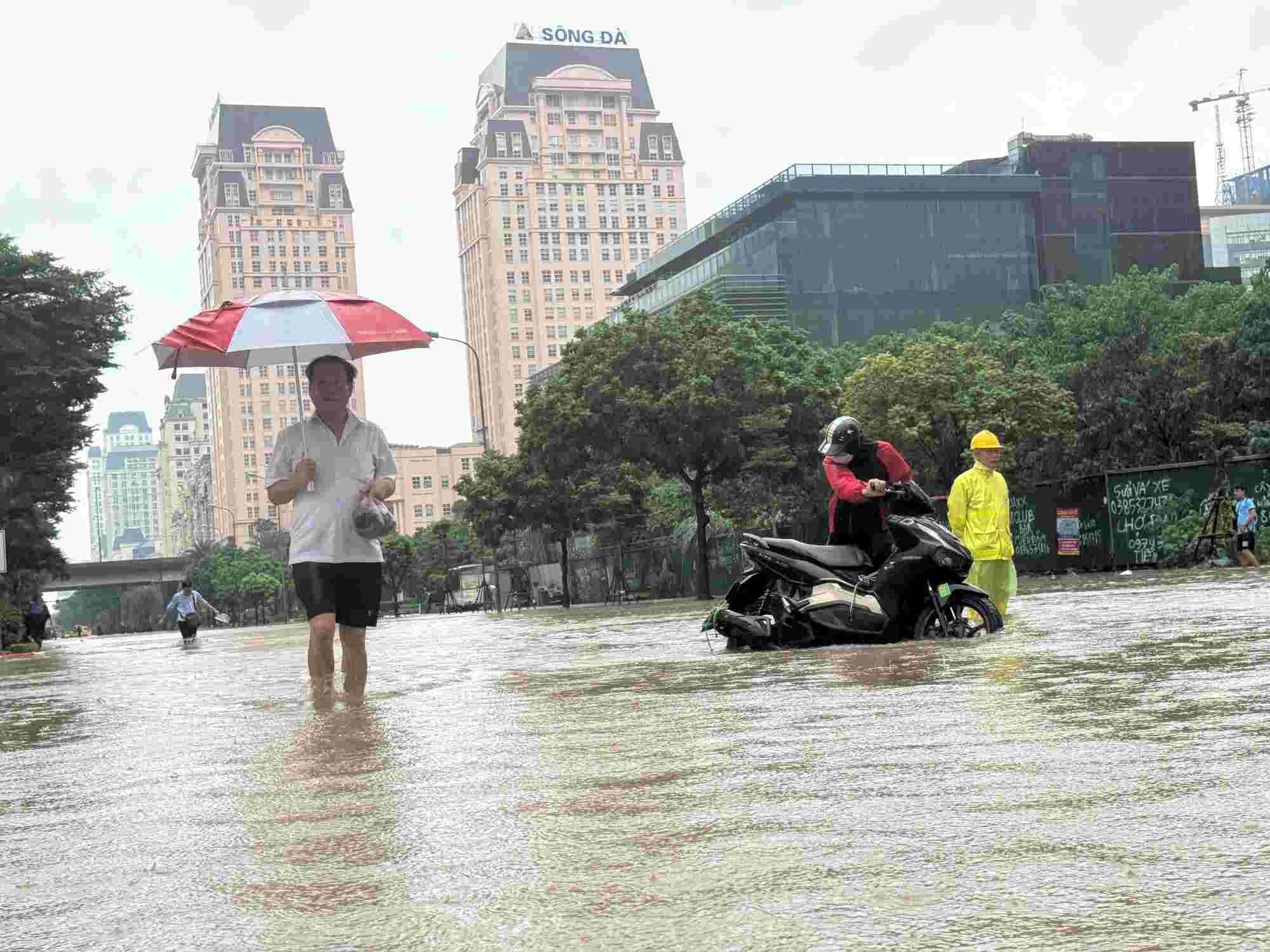 The heavy rain on October 7, 2025 caused heavy flooding in many inner-city areas of Hanoi. Photo: Hai Nguyen