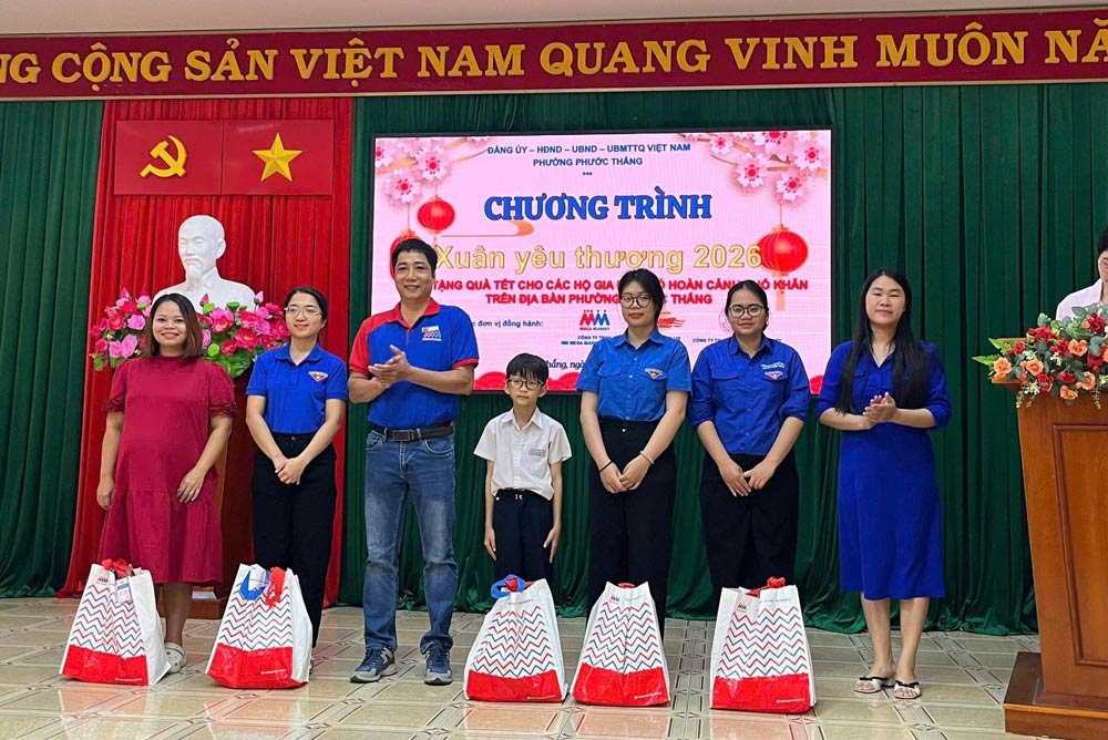 MM Mega Market sends Tet gifts to people in difficult circumstances in Phuoc Thang ward, Ho Chi Minh City (formerly Vung Tau). Photo: Provided by DN
