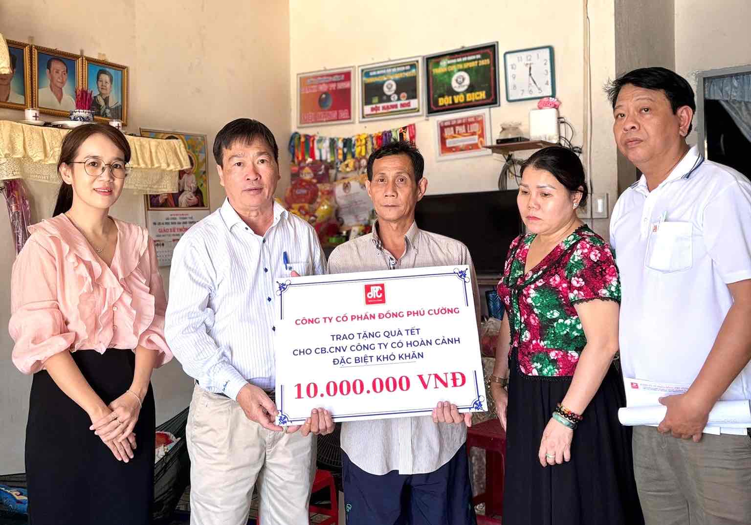 The leadership and grassroots Trade Union of Dong Phu Cuong Joint Stock Company present Tet gifts to workers in particularly difficult circumstances. Photo: HAC