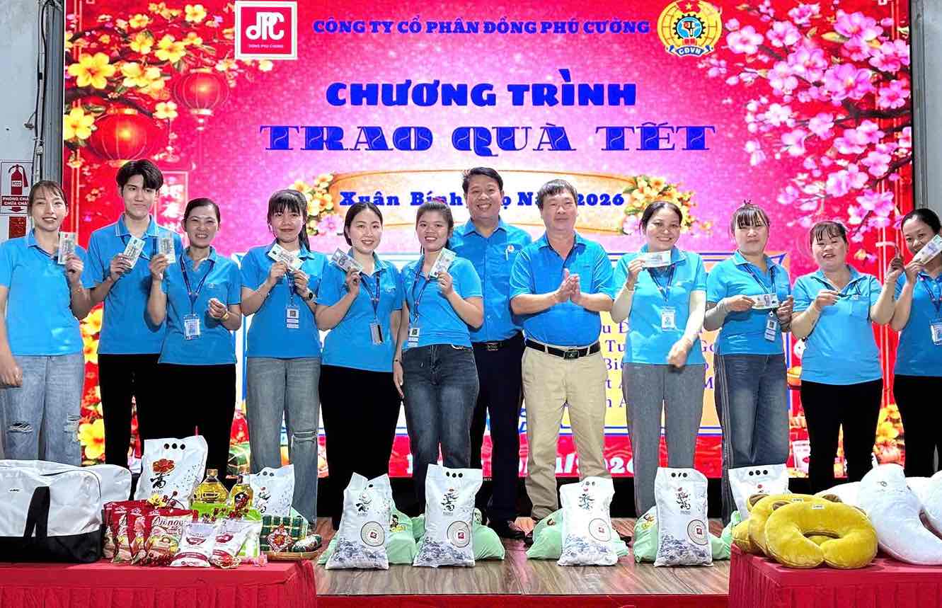 Ban lãnh đạo và Công đoàn cơ sở Công ty Cổ phần Đồng Phú Cường trao quà Tết cho đoàn viên, người lao động. Ảnh: HAC