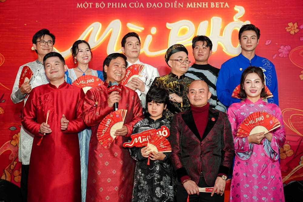 The film crew of "Mui Pho" premieres to Hanoi audiences. Photo: Organizing Committee