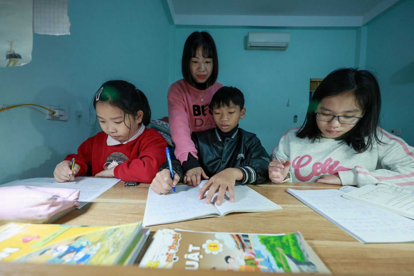 Chị Thắm kèm các con học. Ảnh: Hải Nguyễn