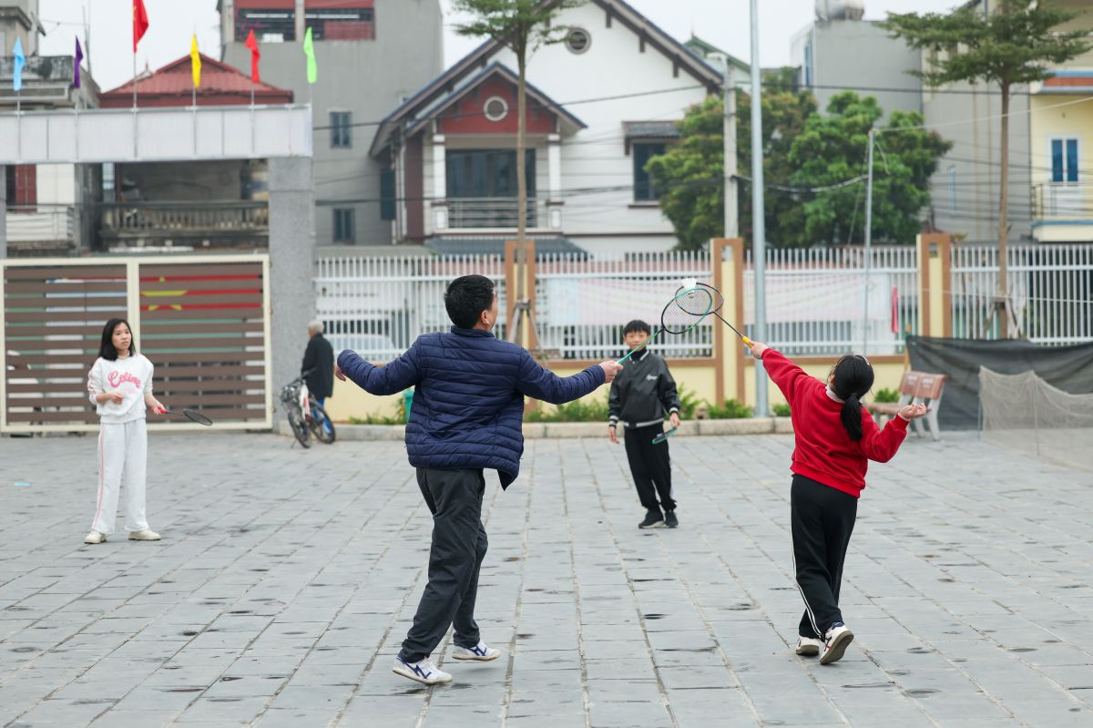 Đi làm về, có bận đến mấy anh Duật cũng thu xếp thời gian để thỉnh thoảng cùng 3 con ra sân chơi cầu lông. Ảnh: Hải Nguyễn