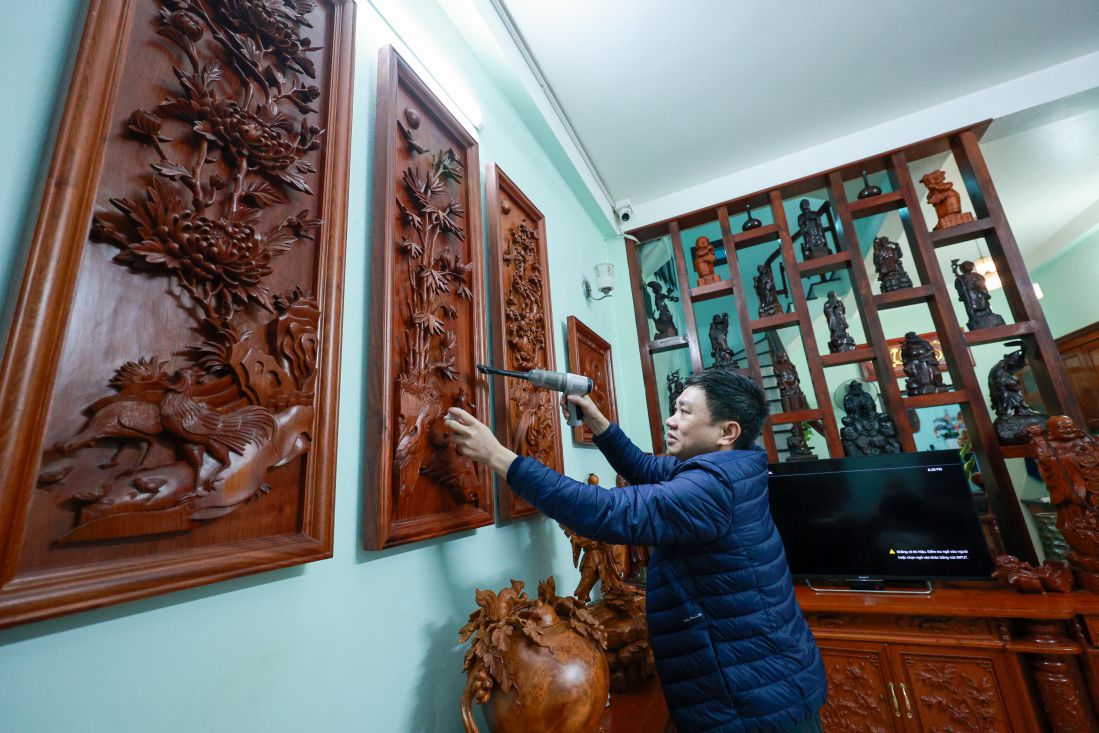 Giờ đây, những năm tháng vất vả đã qua đi, anh Duật cùng vợ có điều kiện đưa cả nhà đi du lịch và bản thân anh được thỏa mãn với niềm đam mê đồ gỗ. Ảnh: Hải Nguyễn