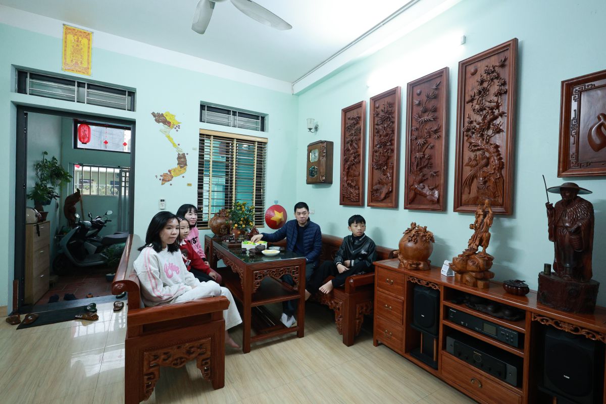 Worker families Bui Van Duat and Vu Thi Tham and their children share about a day of work and study. Photo: Hai Nguyen