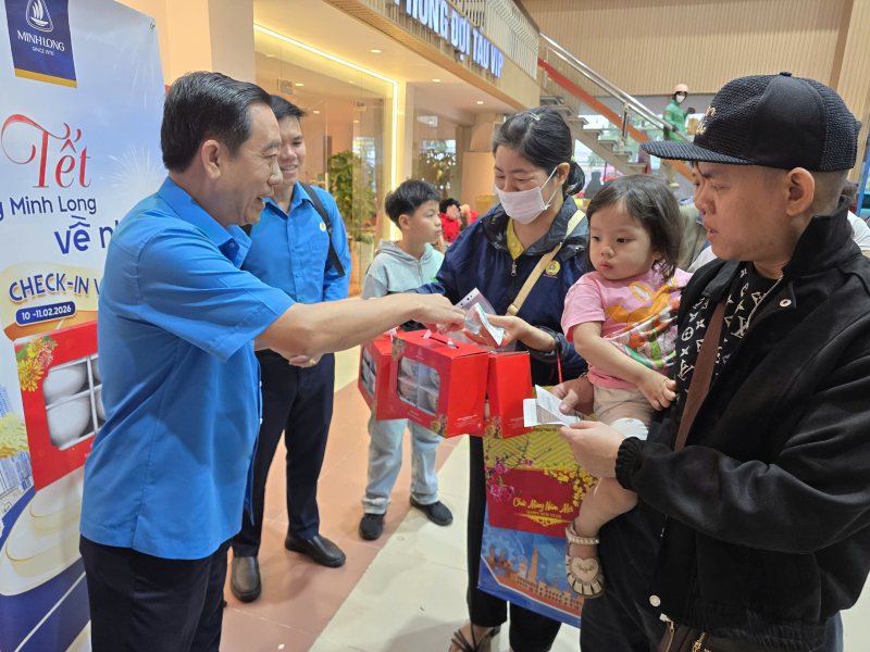 Ông Lê Văn Hòa - Phó Chủ tịch LĐLĐ TPHCM - phát quà của Công ty Minh Long cho công nhân trước giờ lên tàu. 