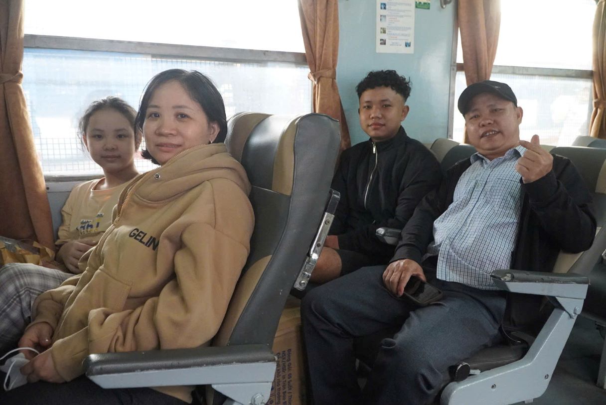 Đoàn viên công đoàn, người lao động ổn định chỗ ngồi trên tàu, chuẩn bị rời thành phố về quê đón Tết. Ảnh: Chân Phúc