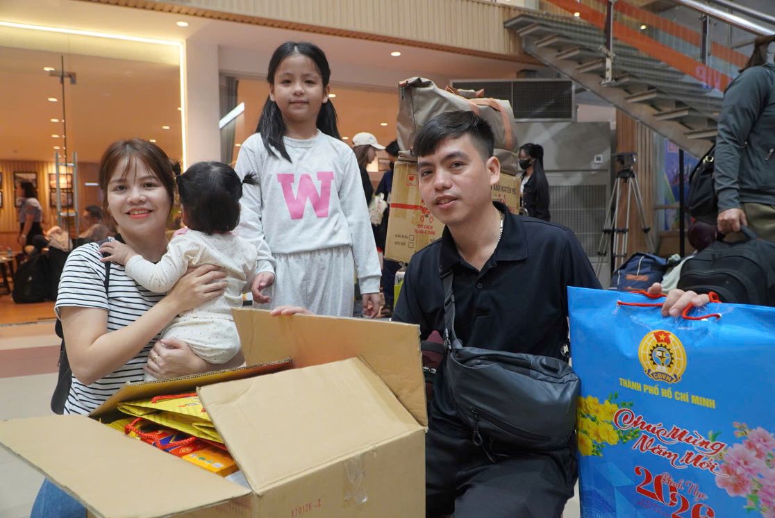 Union members and workers are excited before boarding the trade union train to return to their hometowns to celebrate Tet.