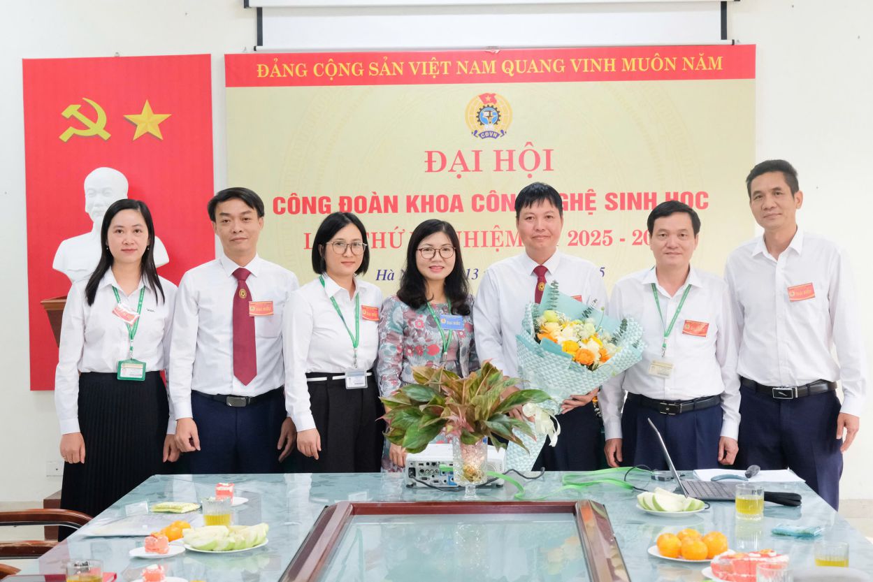 Dr. Tong Van Hai (3rd from right) re-elected Chairman of the Trade Union of the Faculty of Biotechnology - Vietnam National University of Agriculture. Photo: Character provided
