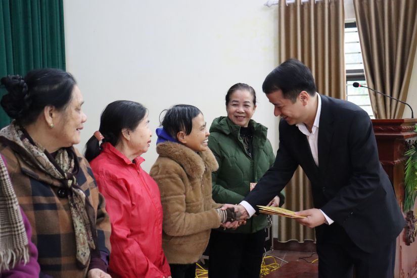 Mr. Ngo Van Cuong, Deputy Secretary of the Party Committee of the Fatherland Front, central organizations present Tet gifts to people in difficult circumstances. Photo: Bac Ninh Newspaper
