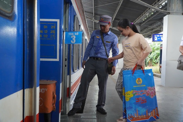 The Vietnam Labor Federation supports train tickets, bus tickets, and air tickets for thousands of union members to return to their hometowns for Tet. Photo: Chan Phuc