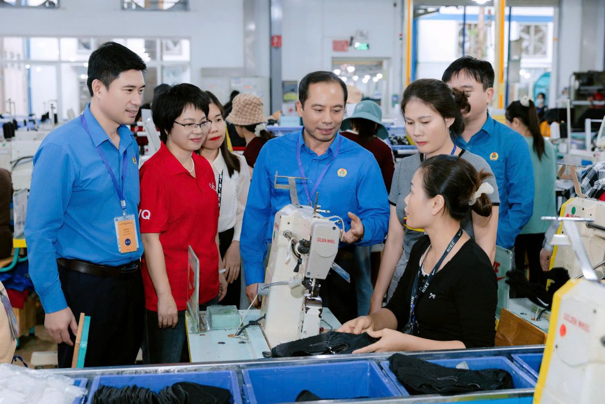 Mr. Luong Trong Thanh - Member of the Presidium of the Vietnam General Confederation of Labour; Member of the Provincial Party Committee Executive Committee; Chairman of Thanh Hoa Provincial Labor Federation (center) visits and encourages workers. Photo: Xuan Hung