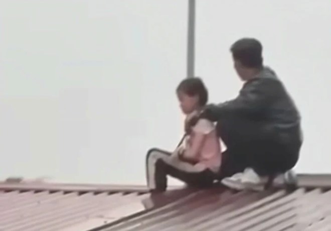 Một đối tượng ngáo đá khống chế cháu bé ở Quế Võ (Bắc Ninh) rạng sáng 27.3.2025, sau đó Công an tỉnh Bắc Ninh đã giải cứu thành công cháu bé, bắt giữ đối tượng này. Ảnh: Người dân cung cấp