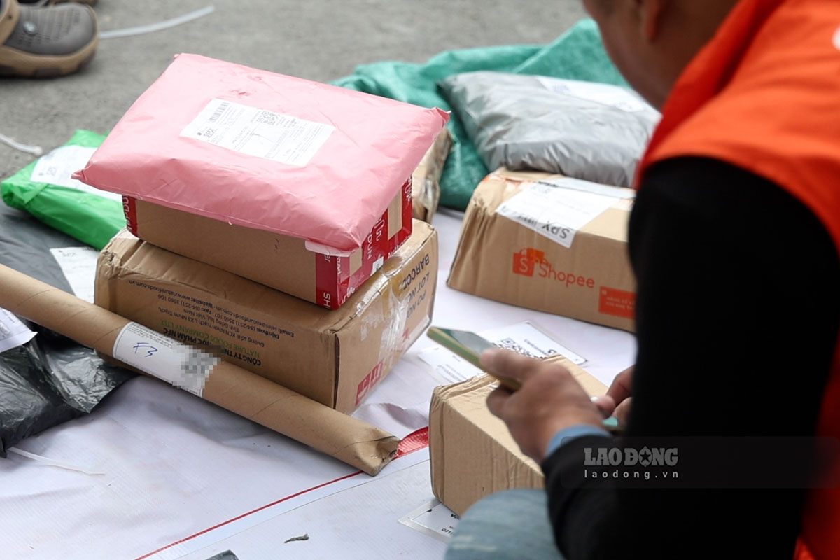 Many shippers said they would return to their hometowns to celebrate Tet early. Recorded at Ecohome 3 area, February 10. 2. Photo: Xuyen Dong