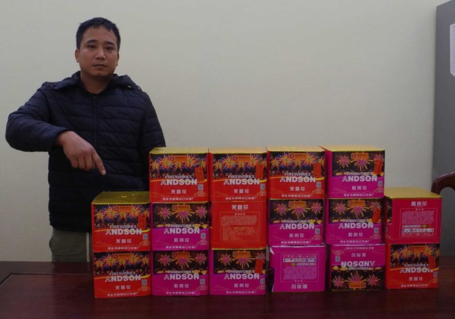 Bắt giữ đối tượng lái xe container chở pháo lậu đi bán tại Ninh Bình