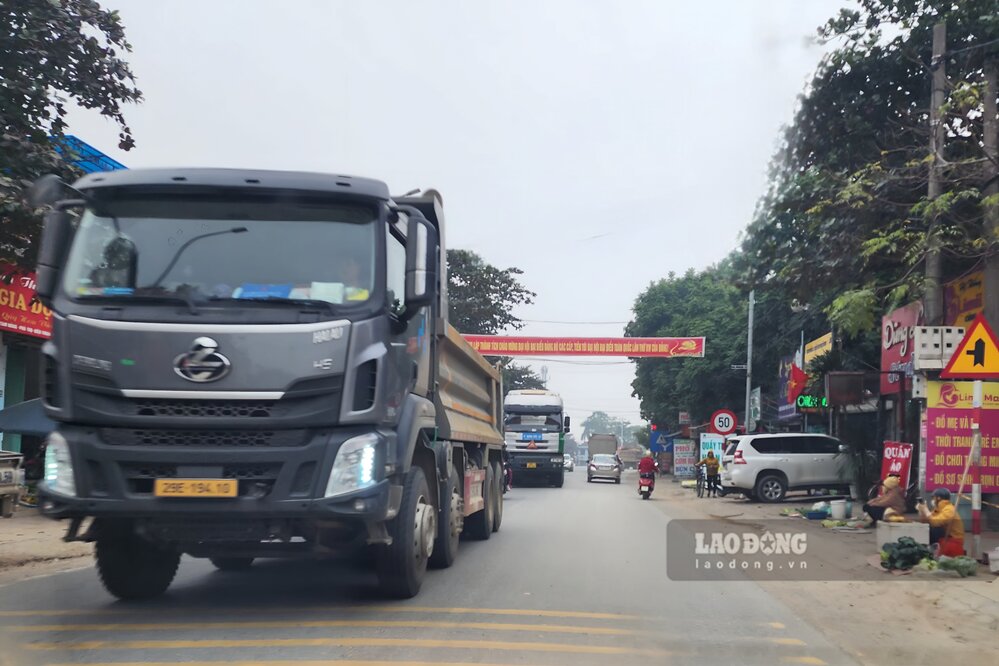 Đoạn đường thường xuyên có xe tải cỡ lớn lưu thông. Ảnh: Tô Công.