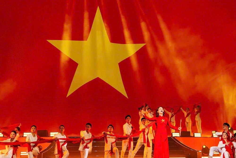 Chương trình có sự tham gia của rất nhiều nghệ sỹ như NSUT Chiều Xuân, NSND Tấn Minh, Tùng Dương, Đào Tố Loan, Võ Hạ Trâm, Dương Hoàng Yến, Nguyễn Trần Trung Quân, Lâm Phúc, Đỗ Hoàng Hiệp, Tiêu Minh Phụng, Thu Thủy, Bạch Trà…