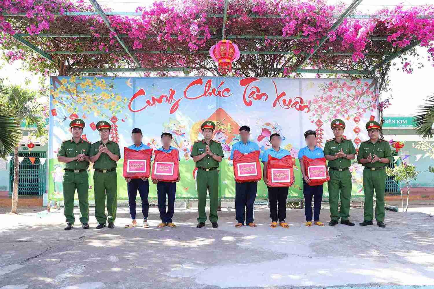 Ban chỉ huy Cơ sở Cai nghiện ma túy số 4 Công an Lâm Đồng thăm hỏi, tặng quà Tết các học viên có hoàn cảnh khó khăn. Ảnh: Hải Đường 