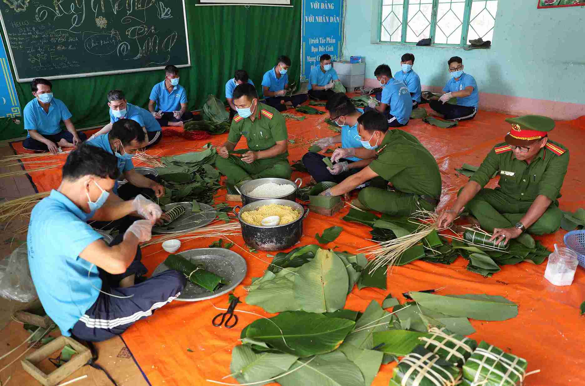 Students at Rehabilitation Center No. 4 participate in the Tet Chung cake wrapping contest. Photo by Hai Duong