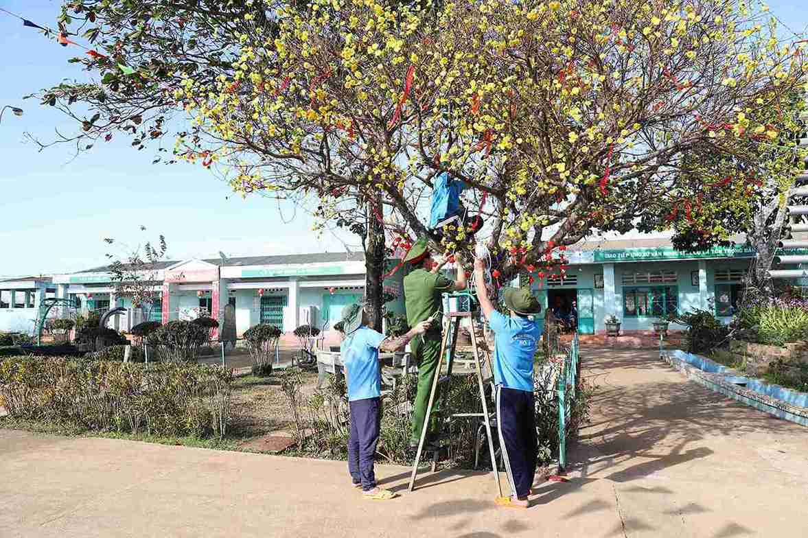 Các học viên tham gia trang trí không gian Tết. Ảnh: Hải Đường 