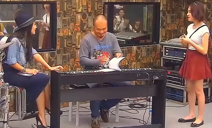 Ca sĩ Phương Linh chính là cô giáo dạy thanh nhạc cho Hòa Minzy trong chương trình “Học viện Ngôi sao“. Ảnh cắt từ video