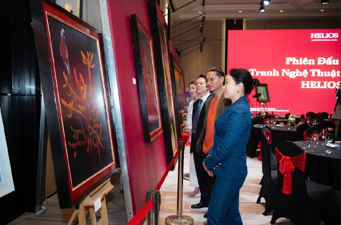 50% of the total value collected from the painting auction of 9 young artists will be donated to the charity program. Photo: Thanh Tam