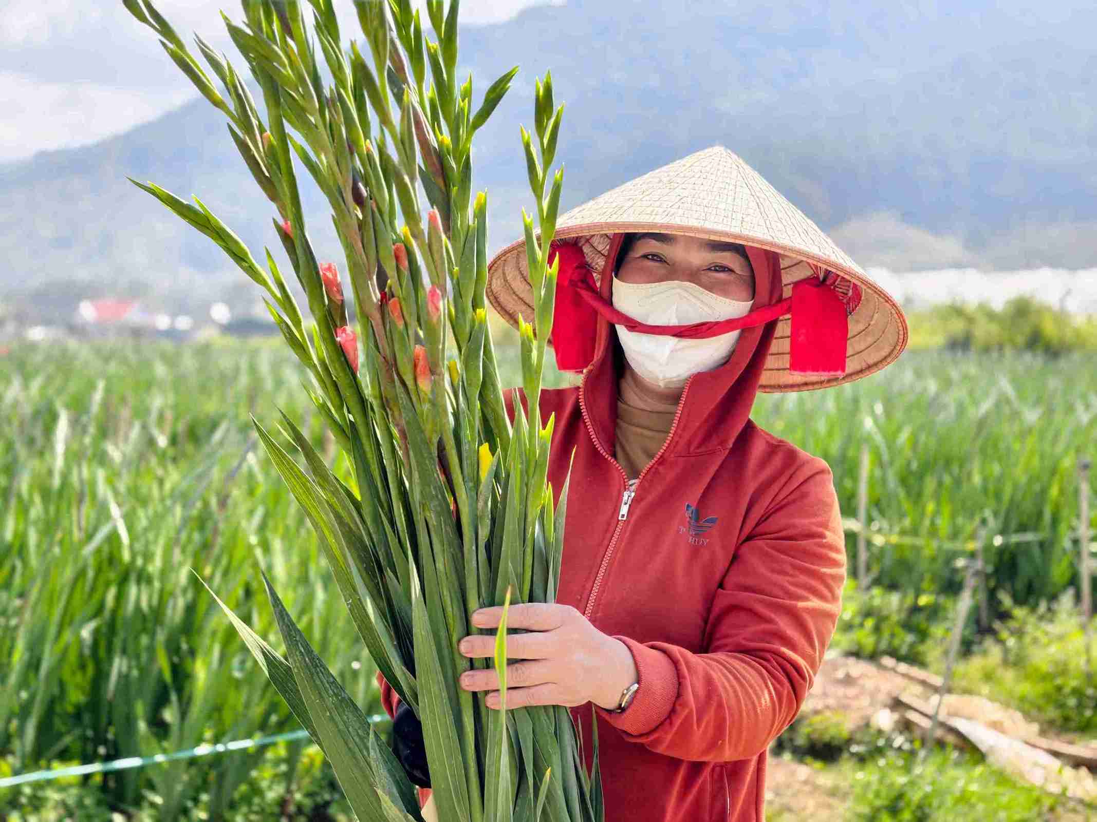 Người dân xã Hiệp Thạnh vui mừng khi có một vụ hoa Tết bội thu. Ảnh: Phúc Khánh 