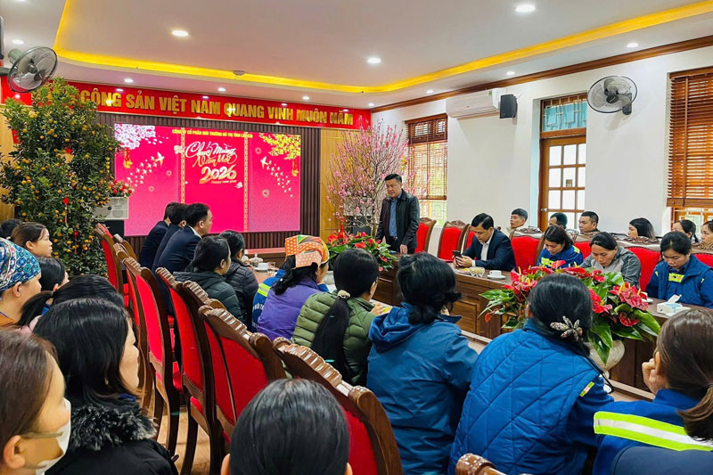 Công đoàn phường Lào Cai làm việc với Công ty Cổ phần Môi trường Đô thị tỉnh Lào Cai. Ảnh: Nguyên Hoàn