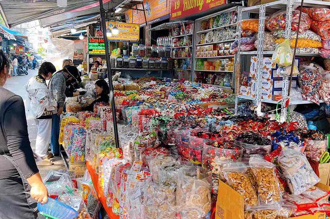 Các sạp hàng bánh mứt, đồ khô tại chợ Tam Bạc bày kín hàng hóa, phục vụ nhu cầu mua sắm Tết của người dân. Ảnh: Song Anh