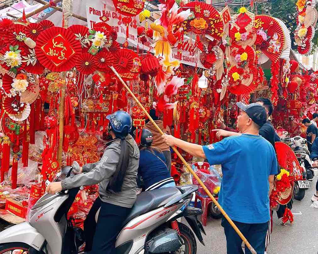 Người dân lựa chọn đồ trang trí Tết tại các sạp hàng ở chợ Tam Bạc, không khí mua sắm nhộn nhịp những ngày giáp Tết. Ảnh: Song Anh