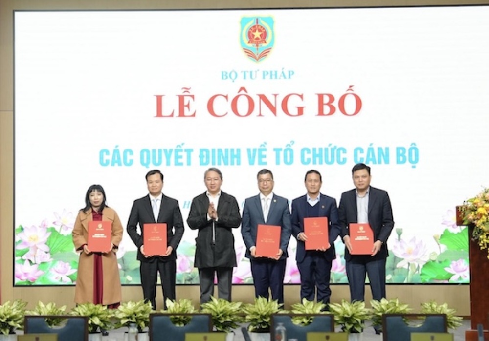 Bộ Tư pháp công bố, trao quyết định bổ nhiệm, điều động cho 5 nhân sự. Ảnh: Bộ Tư pháp