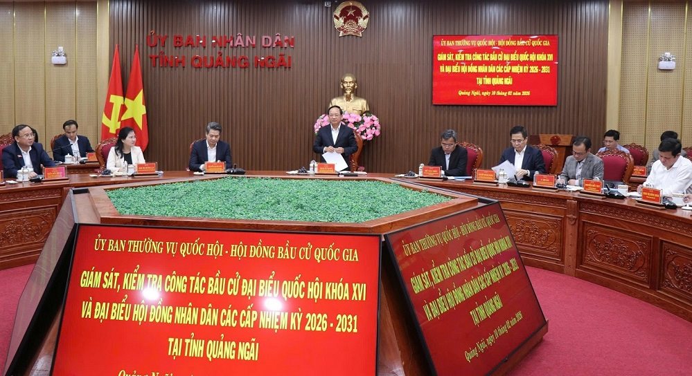Comrade Trinh Van Quyet, Member of the Politburo, Head of the Central Propaganda and Mass Mobilization Commission, spoke at a working session with leaders of Quang Ngai province on election preparation work. Photo: Pham Cuong