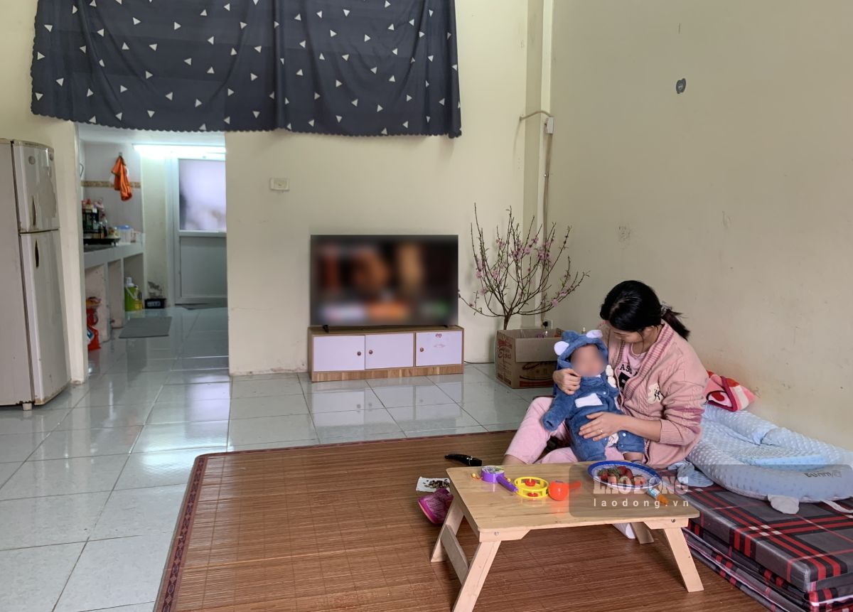 La cálida habitación con ambiente de Tet temprano de la familia de la Sra. Huong en la vivienda social del Parque Industrial Bao Minh. Foto: Luong Ha