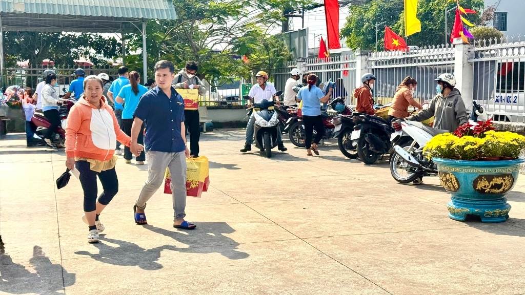 Công nhân Đồng Tháp vui mừng nhận quà Tết trong không khí ấm áp, nghĩa tình. Ảnh: Hoàng Lộc