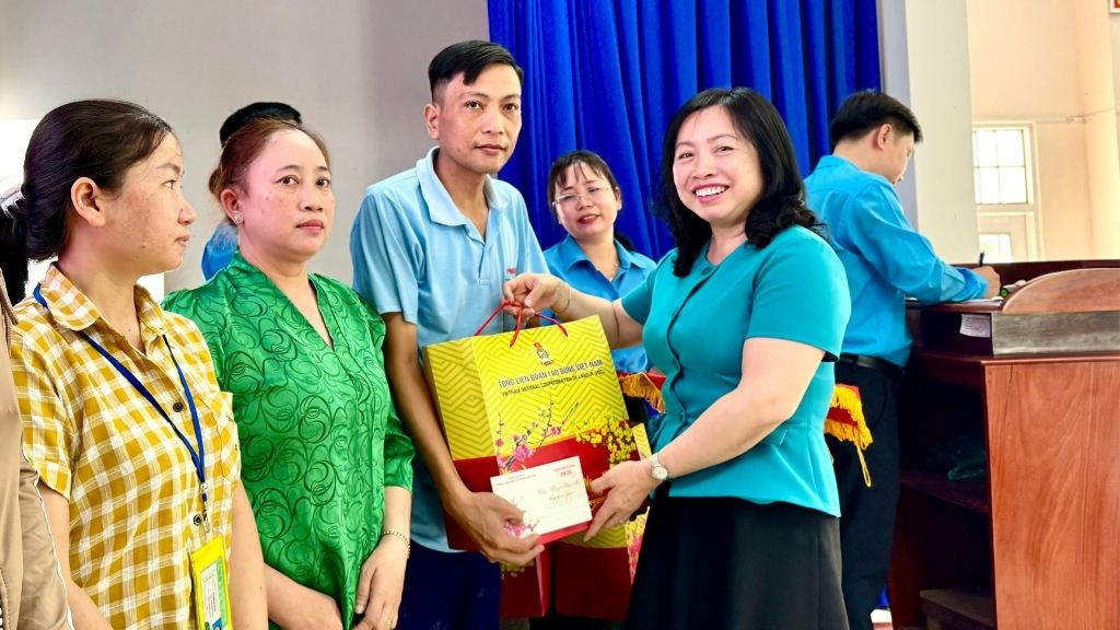 Những phần quà Tết được trao tận tay, tiếp thêm niềm vui cho công nhân những ngày cận Tết. Ảnh: Hoàng Lộc