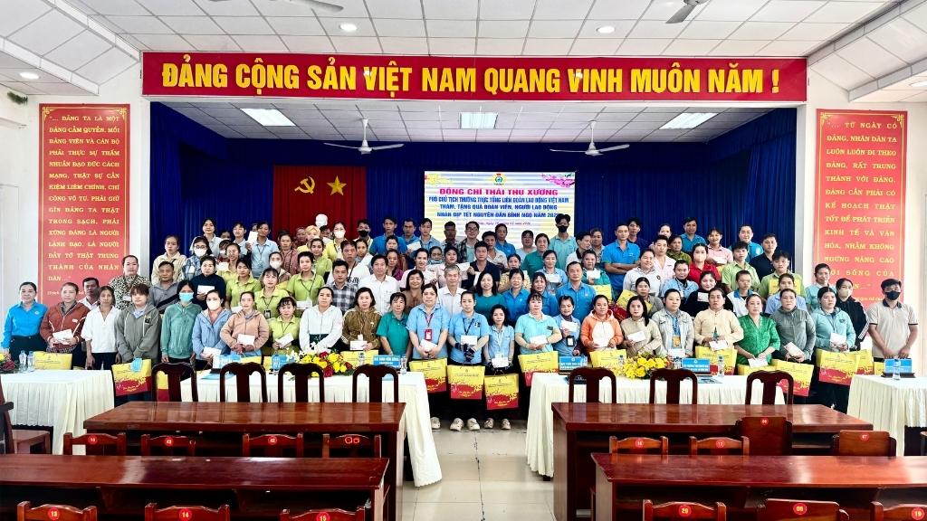 Giving Tet gifts helps workers reduce worries and feel secure in welcoming spring. Photo: Hoang Loc