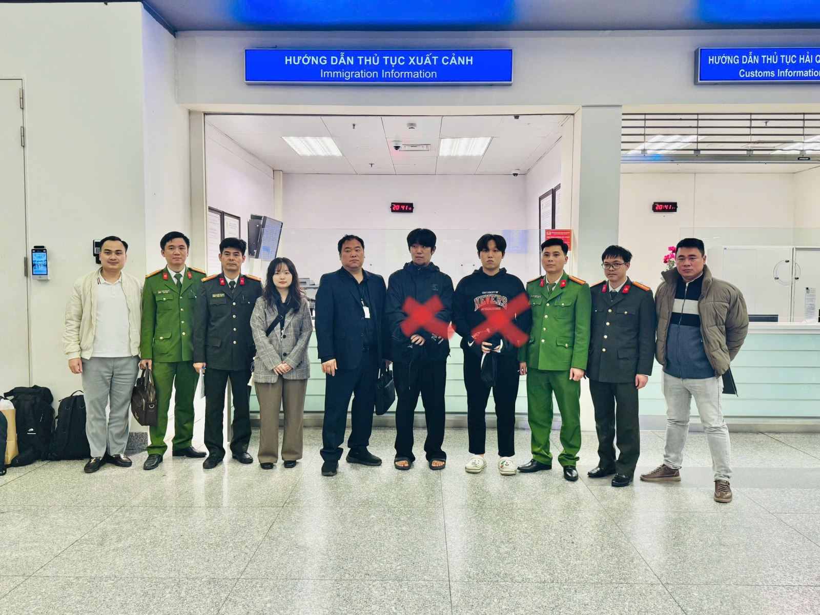 Công an tỉnh Bắc Ninh phối hợp với Văn phòng Cơ quan Cảnh sát điều tra, Bộ Công an bàn giao hai đối tượng truy nã quốc tế (đánh dấu X) cho cơ quan chức năng của Hàn Quốc. Ảnh: Minh Thúy

