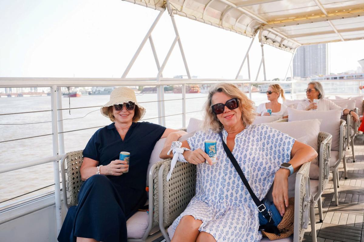 Khách quốc tế hào hứng tham quan, trải nghiệm buýt sông 2 tầng dịp Tết. Ảnh: Đơn vị cung cấp