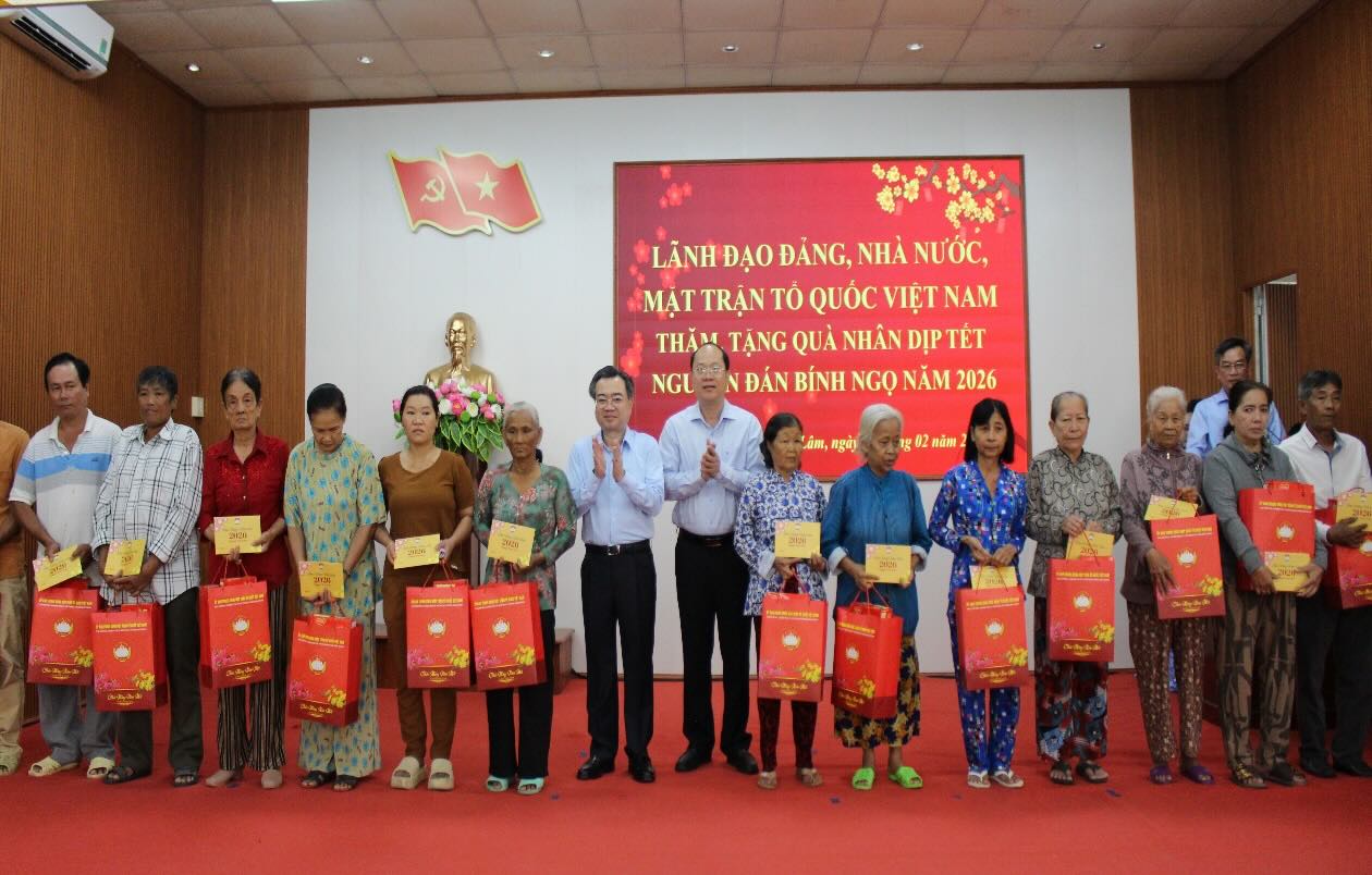 Trưởng ban Chính sách, Chiến lược Trung ương Nguyễn Thanh Nghị và Bí thư Tỉnh ủy Cà Mau Nguyễn Hồ Hải trao quà cho bà con nhân dân. Ảnh: Thiệu Vũ