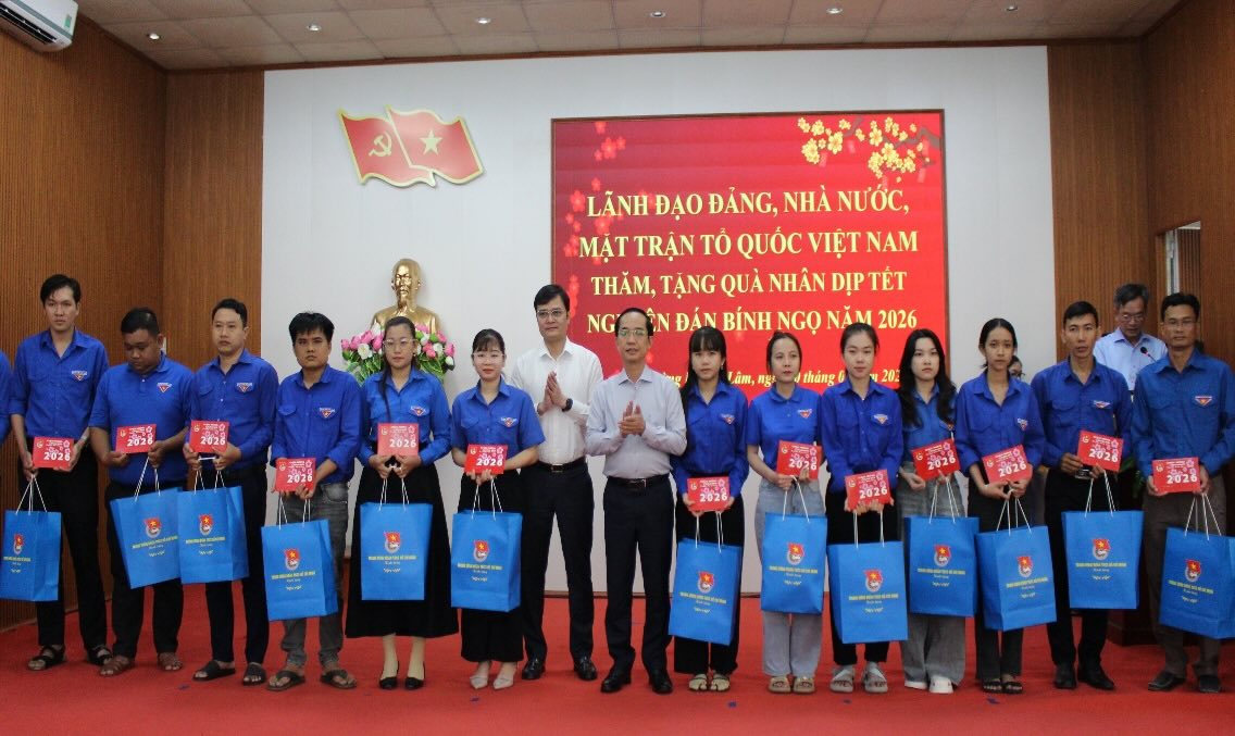 Bí thư Thứ nhất Trung ương Đoàn TNCSHCM Bùi Quang Huy và Phó Bí thư Tỉnh ủy, Chủ tịch UBMTTQVN tỉnh Cà Mau Hồ Thanh Thủy trao quà cho đoàn viên thanh niên. Ảnh: Thiệu Vũ