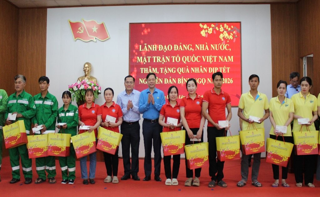 Ông Tống Văn Băng - Ủy viên Đoàn Chủ tịch, Trưởng Ban quan hệ lao động Tổng LĐLĐ Việt Nam và ông Ngô Vũ Thăng - Phó Chủ tịch UBND tỉnh Cà Mau trao quà cho công nhân, người lao động. Ảnh: Thiệu Vũ