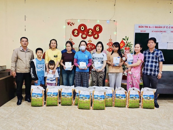 Công đoàn và lãnh đạo phường trực tiếp xuống từng khu nhà trọ, khu nhà ở xã hội để thăm hỏi, trao tặng những phần quà Tết cho công nhân. Ảnh: Cồn đoàn Liên Chiểu