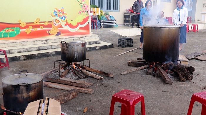 Self-managed worker group No. 1 and Lien Chieu Ward Trade Union, Da Nang City cook banh chung to support workers staying in the city to celebrate Binh Ngo Tet 2026. Photo: Nguyen Linh