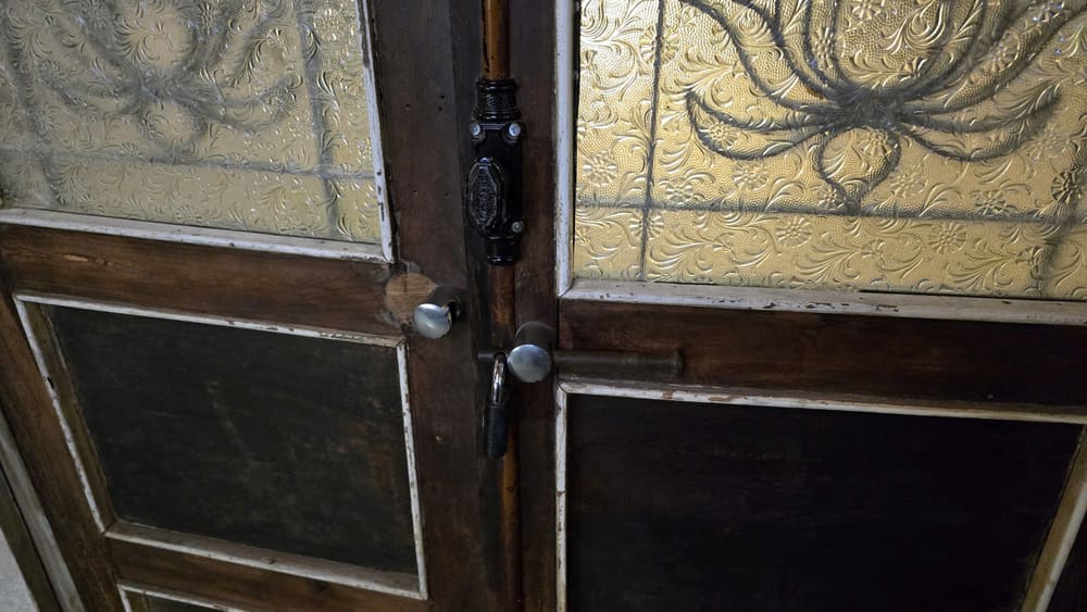 Some tips to help housewives choose good and durable wooden doors over time. Photo: Tuan Dat