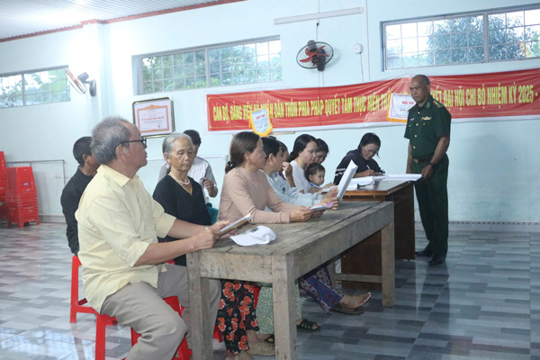 Các lớp học vừa dạy chữ vừa tuyên truyền, dân vận, góp phần giữ vững an ninh biên giới. Ảnh: Thanh Tuấn 