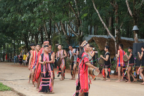 Các thế hệ người dân Tây Nguyên truyền nối văn hóa, nghệ thuật cồng chiêng, múa xoang cho con cháu qua hàng trăm năm. Ảnh: Thanh Tuấn 