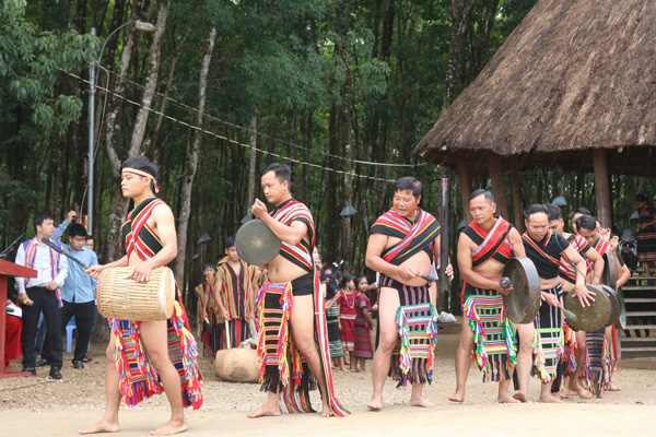 Gong performances serving tourism help local people have more income to improve their lives. Photo: Thanh Tuan